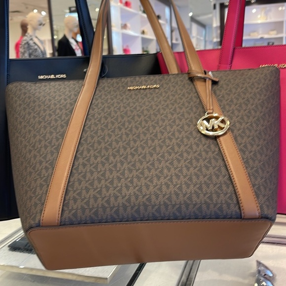 MICHAEL KORS
Pratt Large Signature Logo Tote Shoulder Bag
COLOR BROWN
NWT - Picture 13 of 16